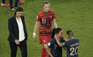 Corinne Diacre, la mine défaite, après l'élimination contre les Etats-Unis.