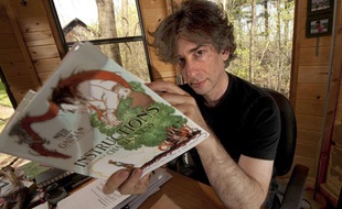 L'auteur Neil Gaiman, dans sa maison du Wisconsin, en 2010.