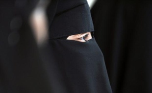 Une femme portant le niqab.