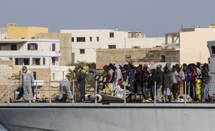 Samedi 2 mai, des migrants survivants arrivaient sur l'île italienne de Lampedusa après avoir été secourus en Méditerranée.