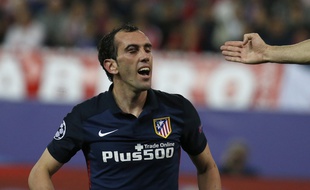 Diego Godin a été victime d'un coup de coude de Suarez lors d'Atletico Madrid-Barcelone en quarts de finale retour de Ligue des champions, le 13 avril 2016.