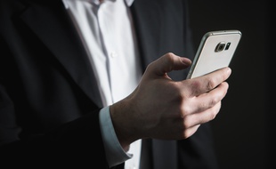 Un utilisateur de smartphone.