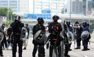 La police anti-émeutes disperse les manifestants dans un quartier résidentiel de Hong Kong, le 24 août 2019.