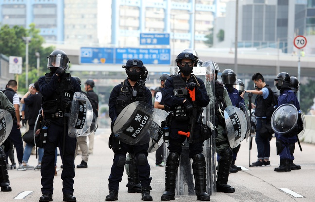 Hong Kong : Accusée de violences, la police accuse des manifestants « extrêmement violents »