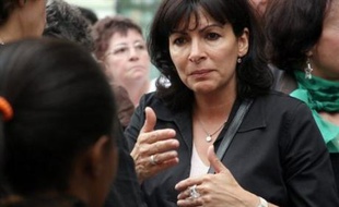 Anne Hidalgo, tête de liste du PS pour les municipales à Paris dans le XVème arrondissement, compte profiter d'une "belle dynamique" face au député UMP Philippe Goujon, qui affronte aussi une liste Modem et une liste dissidente soutenue par le maire de l'arrondissement René Galy-Dejean (ex-UMP).