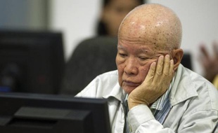 Photo fournie par le tribunal spécial pour le Cambodge montrant l'ancien chef de l'Etat du "Kampuchéa démocratique" Khieu Samphan comparaissant à Phnom Penh le 30 juillet 2014