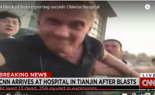 Un journaliste de CNN a été pris à parti par des familles de victimes devant un hôpital de Tianjin.