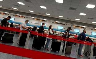 Des voyageurs attendent pour passer les contrôles à l'aéroport de Miami, en Floride.