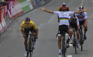A droite, Julian Alaphilippe célèbre trop tôt