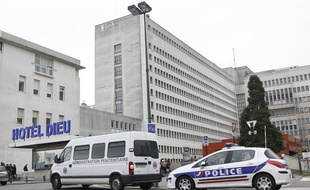 Le CHU de Nantes après l'évasion d'un détenu lors d?un transfert médical le 27 novembre 2013.