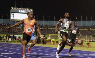 Les sprinters jamaïcains Yohan Blake (à g.) et Usain Bolt (à dr.) lors des sélections jamaïcaines sur 100m, le 29 juin 2012.
