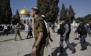 Un visiteur juif sur l'esplanade des Mosquées à Jérusalem, escorté par les forces israéliennes, le 27 octobre 2014.