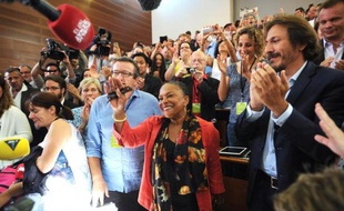La ministre de la Justice Christiane Taubira est applaudie alors qu'elle arrive à une réunion des "frondeurs", en marge de l'université d'été du PS à La Rochelle, le 30 août 2014