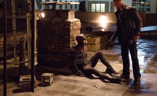 Daredevil (Charlie Cox) en fâcheuse posture devant le Punisher (Jon Bernthal), un justicier aussi cynique qu'impitoyable.