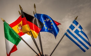 Un drapeau européen au centre de drapeaux de paus membre de l'UE (image d'illustration).