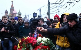 La foule s'est rassemblée le 28 février 2015 sur un pont moscovite où a été tué l'opposant russe Boris Nemtsov