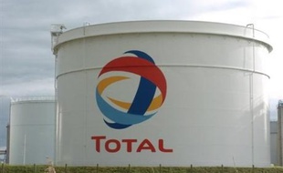 UMP et PS se sont saisis lundi de la question de la taxation des profits de la compagnie pétrolière Total pour ouvrir une polémique, la majorité taxant les socialistes de "démagogie" et le PS accusant l'UMP de "défendre" les "super-profiteurs".