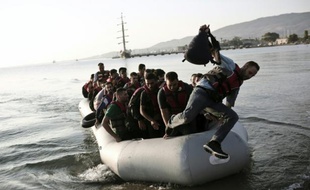 Des migrants arrivent sur l'île de Kos à bord d'un bateau, le 14 août 2015 en Grèce