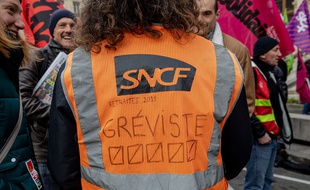 Un gréviste de la SNCF lors d'une manifestation à Lyon, le 3 janvier.