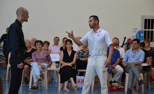 Jean-Michel, dans le rôle de Créon, fait face à Nordine, dans le rôle d'Antigone