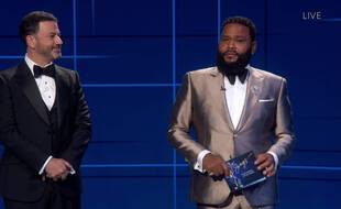 Jimmy Kimmel et Anthony Anderson lors de la 72e cérémonie des Emmys Awards.