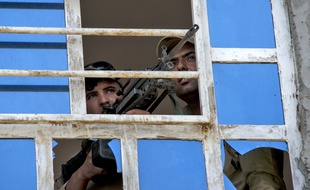 Mossoul (Irak), le 9 mai 2017. Un combattant des forces irakiennes garde une position alors que l'offensive fait rage dans la ville de Mossoul.