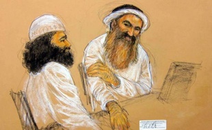Près de onze ans après les attentats du 11-Septembre, leur cerveau autoproclamé et quatre de ses complices ont été mis en accusation samedi à Guantanamo pour le meurtre de 2.976 personnes, après avoir défié la justice militaire par leurs prières et leur mutisme.
