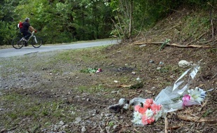 Le cycliste de 45 ans abattu dans la tuerie de Chevaline (Haute-Savoie), Sylvain Mollier, un père de famille discret selon les habitants de sa ville savoyarde, fait figure de victime oubliée, alors que les corps devaient être rendus rapidement aux familles.
