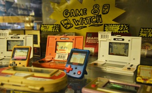 Des Game et Watch, de Nintendo, à la boutique Retro Chips de Montpellier.