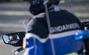 Un gendarme effectue des contrôles routiers (image d'illustration).