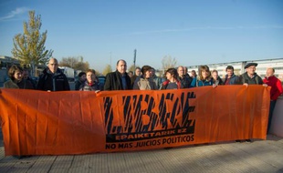 Des militants basques apportent leur soutien, le 3 décembre 2015, à d'autres indépendantistes dont le procès s'ouvre près de Madrid