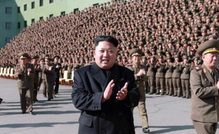 Photo fournie par l'agence nord-coréenne Kcna le 4 novembre 2014 du leader nord-coréen Kim Jong Un saluant des officiers et soldats à Pyongyang