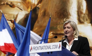 La présidente du FN, Marine Le Pen, exclut "tout accord entre partis" avec l'UMP mais se déclare "pas fermée" à une "entente" et à des "discussions", "au cas par cas", avec des candidats UMP aux prochaines législatives, dans un entretien à paraître jeudi dans Valeurs actuelles.