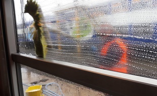 Les agents nettoient les vitres, les sols, les fauteuils