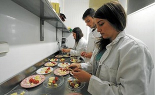 Les élèves du lycée assurent à tour de rôle la gestion quotidienne de l'établissement, comme la cuisine de la cantine.