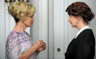 Les actrices Jessica Lange (à g.) – qui a reçu un Golden Globe pour ce rôle – et Frances Conroy.