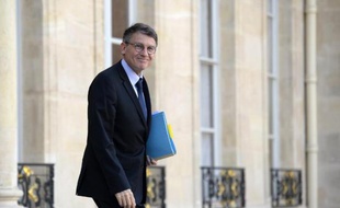 Vincent Peillon a présenté jeudi de premières mesures dans le cadre des négociations sur le métier d'enseignant: simplification des tâches administratives pour les directeurs d'école, décharges pour les enseignants en éducation prioritaire, création de postes de formateurs pour le secondaire...