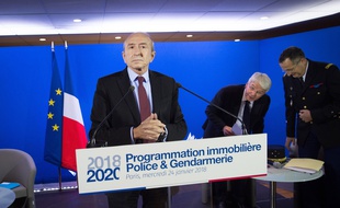 Gerard Collomb visite le commissariat de police du 14e arrondissement de Paris