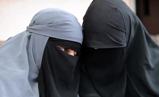 Deux femmes portent le niqab, ou voile intégral, à Montreuil, en mai 2010
