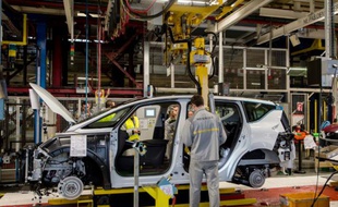 La chaîne de montage d'un modèle Espace de Renault le 26 novembre 2014 dans l'usine française de Douai (Nord)