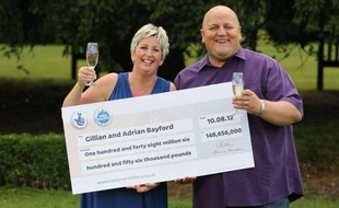 https://img.20mn.fr/JWbpMdOkRp6PCpw6DSZceA/310x190_gillian-adrian-bayford-gagnants-britanniques-cagnotte-record-euromillions-14-aout-2012