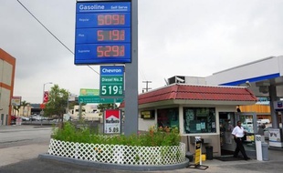 La hausse des prix de l'essence a sérieusement entamé, en pleine année électorale, le pouvoir d'achat des Américains cet hiver, mécontents de voir leurs revenus rester à la traîne.