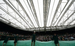 Le tournoi de Wimbledon a annoncé mercredi une augmentation de sa dotation de 40% dès cette année et la construction d'un deuxième toit qui équipera le court N.1 à partir de l'édition 2019. Quelque 22,6 millions de livres (26,5 millions d'euros) seront versés aux joueurs entre le 24 juin et le 7 juillet prochains, ce qui constitue un record dans l'histoire du tennis.