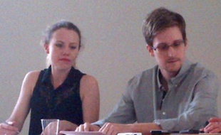 La Russie était dans l'attente d'une demande officielle d'asile de la part de l'ex-consultant Edward Snowden, recherché pour espionnage par Washington qui multipliait les pressions sur les autorités russes.