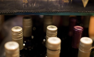 Des bouteilles de vin dans un bar du Colorado (illustration).