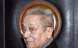 L'avocat Me Jacques Vergès au palais de Justice de Paris, le 14 décembre 2004, pour participer à une audience du procès des écoutes de l'Elysée