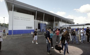 Un professeur de Bordeaux a été roué de coups mardi par un élève de 18 ans après une altercation lors d'un cours sur le système politique marocain, une deuxième agression d'enseignant en deux jours, qualifiée jeudi d'"inacceptable" par le ministre Vincent Peillon.