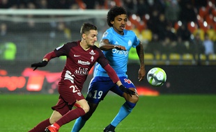 A l'image d'Ivan Balliu, titularisé sur l'aile droite, et ici à la lutte avec Luiz Gustavo, le nouvel entraîneur du FC Metz Frédéric Hantz avait décidé de faire tourner son effectif contre l'OM.