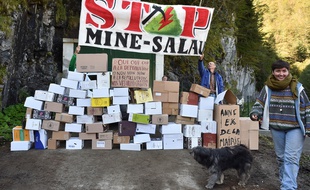 Lors d'une manifestation devant l'ancienne mine de Salau, en septembre 2017.