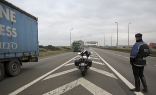 Forces de police sur une autoroute nordiste en octobre 2014